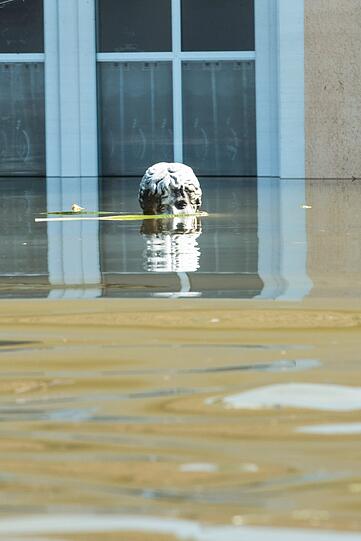 Eine Skulptur in Deggendorf steht fast komplett unter Wasser.