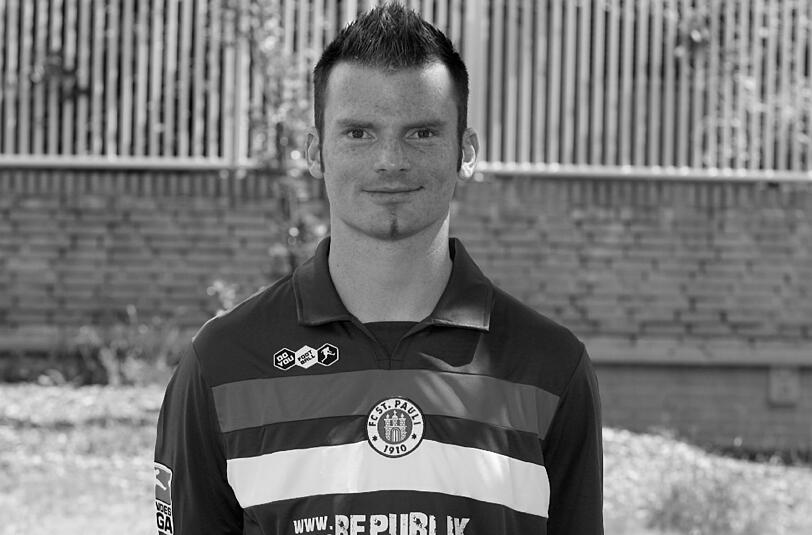 18.07 Andreas Biermann (33) Der Fußball-Profi vom FC St. Pauli hatte seine Krankheit nach dem Selbstmord von Robert Enke öffentlich gemacht, den Kampf gegen die Depressionen hat er trotzdem verloren. Andreas Biermann nahm sich im Alter von 33 Jahren das Leben.
