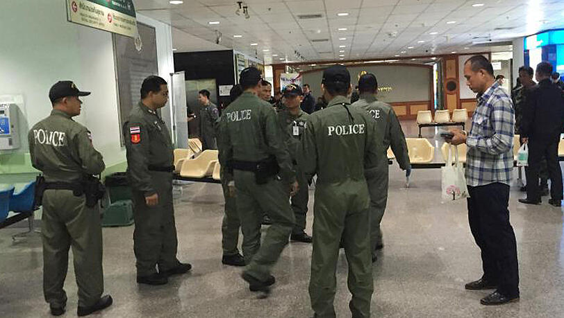 Lobby eines Krankenhauses in Bangkok: Bei einem mutmaßlichen Bombenanschlag sind mindestens 24 Menschen verletzt worden. Lobby eines Krankenhauses in Bangkok: Bei einem mutmaßlichen Bombenanschlag sind mindestens 24 Menschen verletzt worden.