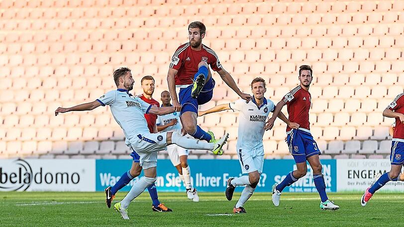 Sportlich läuft es für Alexander Winkler (Mitte) und Unterhaching, aber die gesperrte Gegengerade macht Manfred Schwabl Sorgen.
