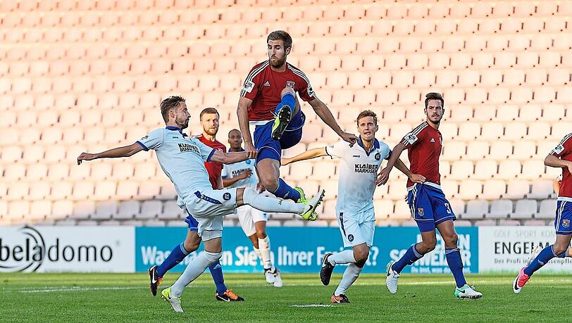 Sportlich läuft es für Alexander Winkler (Mitte) und Unterhaching, aber die gesperrte Gegengerade macht Manfred Schwabl Sorgen. Sportlich läuft es für Alexander Winkler (Mitte) und Unterhaching, aber die gesperrte Gegengerade macht Manfred Schwabl Sorgen.