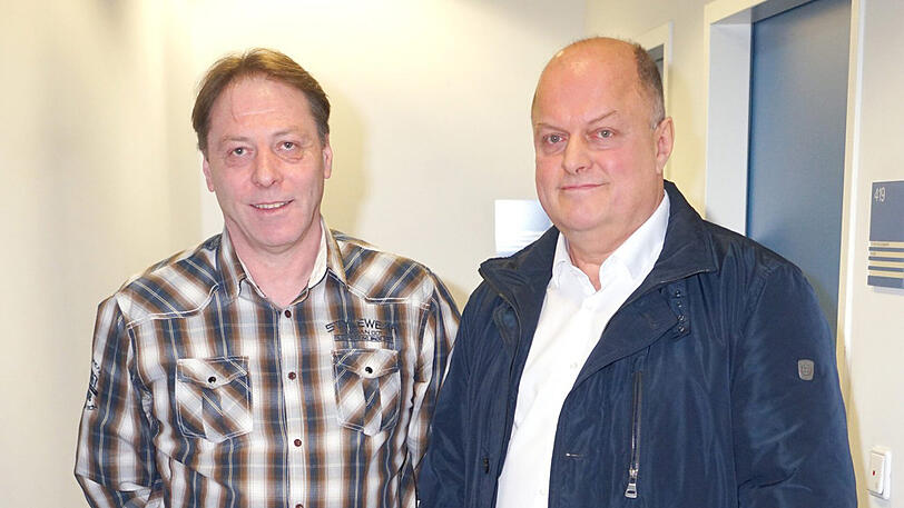 Kämpfen (v. l.): Bernhard Baur und Thomas Binder, Vorstände der "Tölzer Sportfischer".