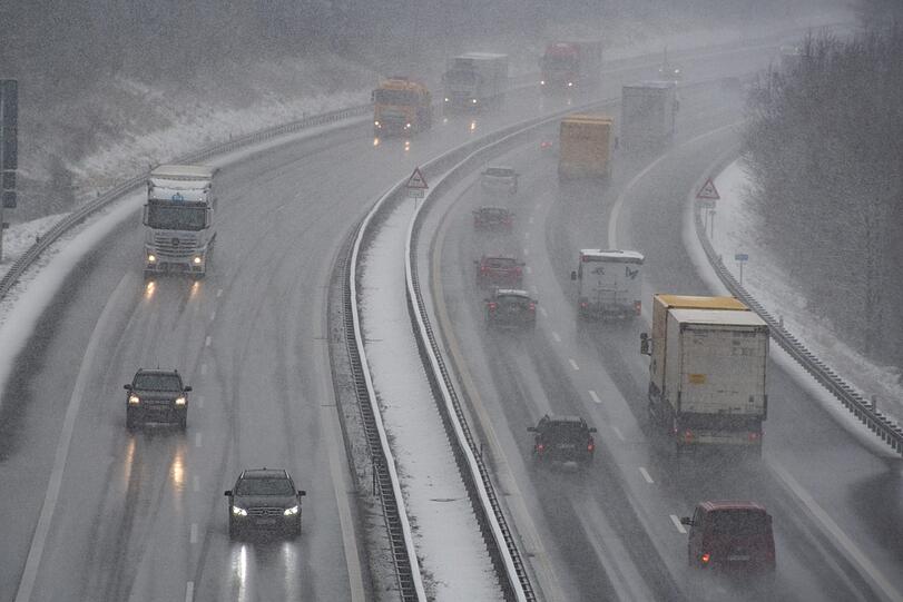 Die Männer waren zu Fuß auf dem Standstreifen an der A3 unterwegs. (Symbolbild)