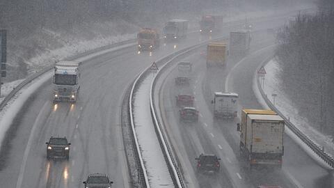 Die Männer waren zu Fuß auf dem Standstreifen an der A3 unterwegs. (Symbolbild)