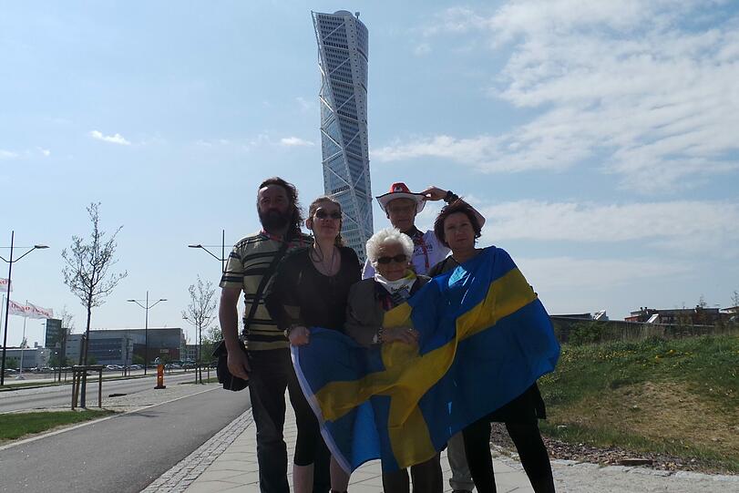Vor dem Turning Torso, einem Wahrzeichen Malmös.