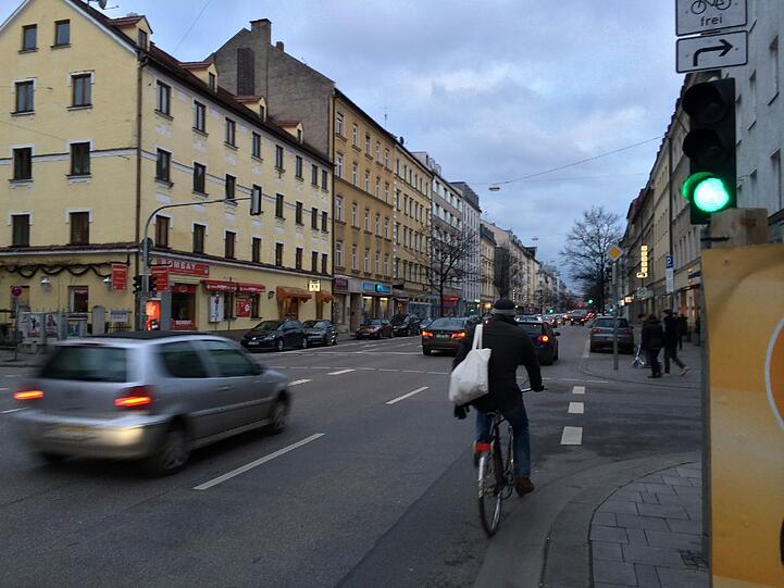 Radler leben an der Rosenheimer Straße gefährlich.