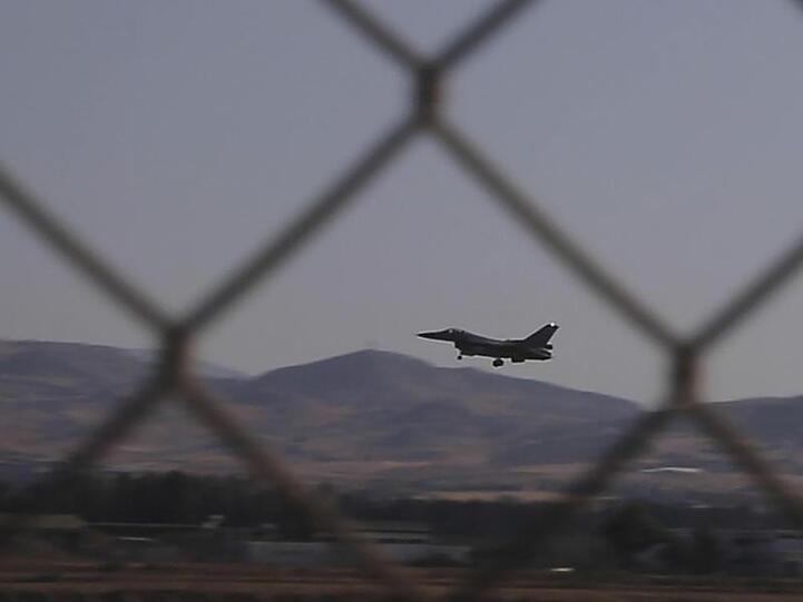 Ein Kampfflugzeug der Reihe F-16 der griechischen Luftwaffe landet auf dem zyprischen Luftwaffenstützpunkt Andreas Papandreou.