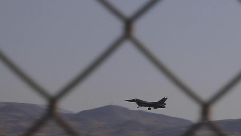 Ein Kampfflugzeug der Reihe F-16 der griechischen Luftwaffe landet auf dem zyprischen Luftwaffenstützpunkt Andreas Papandreou. Ein Kampfflugzeug der Reihe F-16 der griechischen Luftwaffe landet auf dem zyprischen Luftwaffenstützpunkt Andreas Papandreou.
