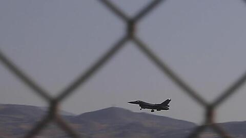 Ein Kampfflugzeug der Reihe F-16 der griechischen Luftwaffe landet auf dem zyprischen Luftwaffenstützpunkt Andreas Papandreou.