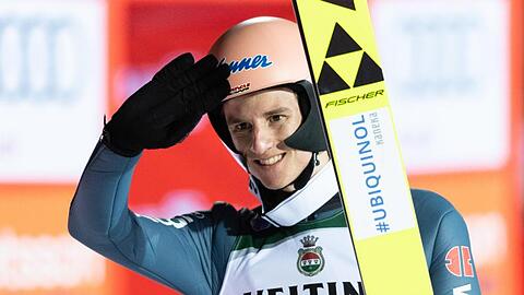 Karl Geiger hat seine starke Tournee-Form bestätigt und sich den Tagessieg in Val di Fiemme geholt.