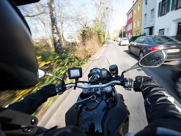 Wer einen Auto-Führerschein hat, soll künftig leichte Motorräder - 125er genannt - auch ohne zusätzlichen Motorradführerschein fahren dürfen.