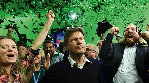 Ein Bild jubelnder Grünen-Politiker nach der Landtagswahl ist zum "Pressefoto Bayern 2018" gekürt worden. Foto: Andreas Gebert/BJV/Archiv