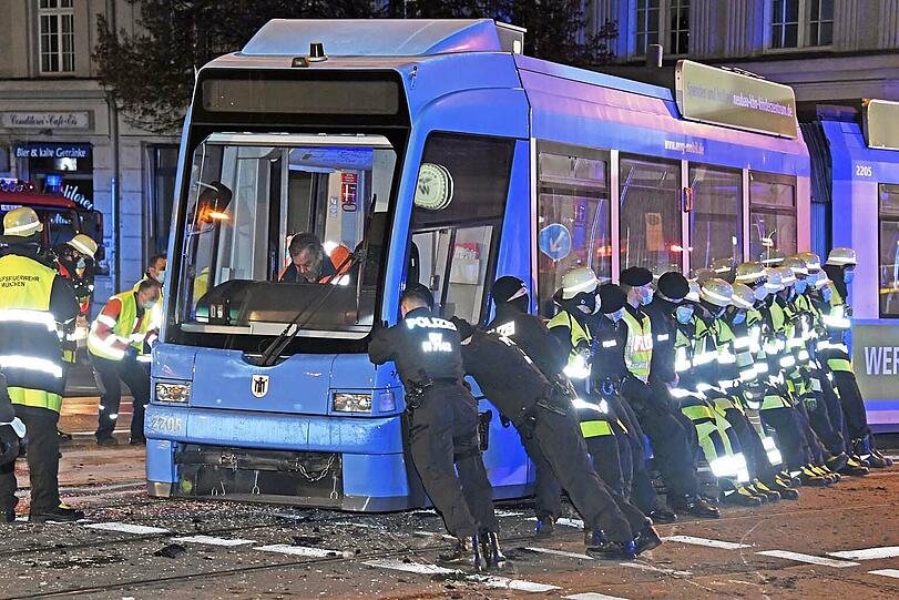 Der heftige Aufprall des in der Grundausstattung ab 150.000 Euro erhältlichen Fahrzeugs warf den Triebwagen aus dem Gleis - die Tram kam erst kurz vor dem Fußweg der Reichenbachbrücke zum Stehen.