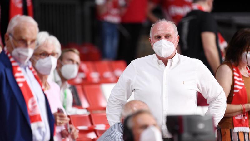 Uli Hoeneß (r), Ehrenpräsident des FC Bayern.