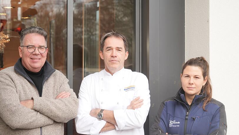 Olaf Zimmermann (r.) und Heinrich Traublinger (M.) vor der gleichnamigen Bäckerei an der Tegernseer Landstraße mit Sophia Fronius.