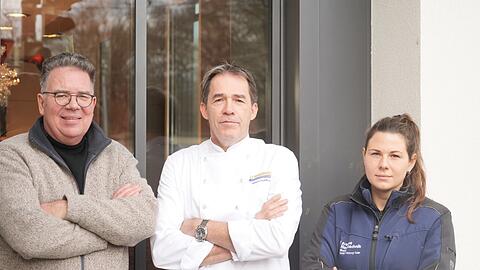 Olaf Zimmermann (r.) und Heinrich Traublinger (M.) vor der gleichnamigen Bäckerei an der Tegernseer Landstraße mit Sophia Fronius.