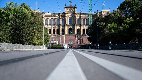 Ein Baukran steht vor dem Maximilianeum, dem Sitz des Bayerischen Landtags.