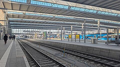 Am Münchner Hauptbahnhof ist ein Rollstuhlfahrer ins Gleisbett gestürzt. (Symbolbild)