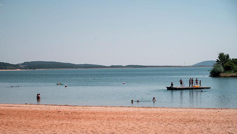 An einer Badeplattform wie dieser hat erneut ein Wels im Brombachsee einen Schwimmer gebissen. (Archivbild)