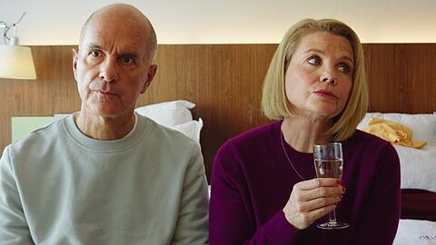 "Merz gegen Merz - Gest&auml;ndnisse": Anne Merz (Annette Frier) und ihr Ex-Mann Erik (Christoph Maria Herbst) nutzen den kurzen Moment der Ruhe, bevor das Chaos in der Patchwork-Familie wieder losbricht.