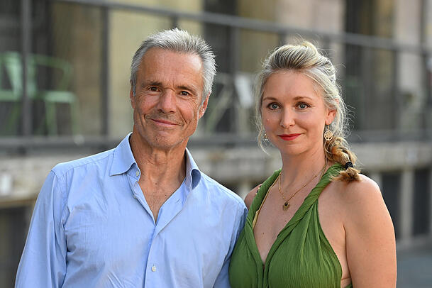 Hannes Jaenicke (66) und Stephanie Krogmann (40) bei der Eröffnung des diesjährigen Münchner Filmfests: Die beiden Schauspieler sind seit knapp zwei Jahren ein Paar. Hannes Jaenicke (66) und Stephanie Krogmann (40) bei der Eröffnung des diesjährigen Münchner Filmfests: Die beiden Schauspieler sind seit knapp zwei Jahren ein Paar.