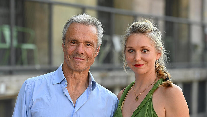 Hannes Jaenicke (66) und Stephanie Krogmann (40) bei der Eröffnung des diesjährigen Münchner Filmfests: Die beiden Schauspieler sind seit knapp zwei Jahren ein Paar. Hannes Jaenicke (66) und Stephanie Krogmann (40) bei der Eröffnung des diesjährigen Münchner Filmfests: Die beiden Schauspieler sind seit knapp zwei Jahren ein Paar.