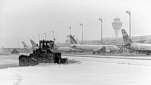Im Dauereinsatz: Die Räumfahrzeuge am Münchner Flughafen. Im Dauereinsatz: Die Räumfahrzeuge am Münchner Flughafen.