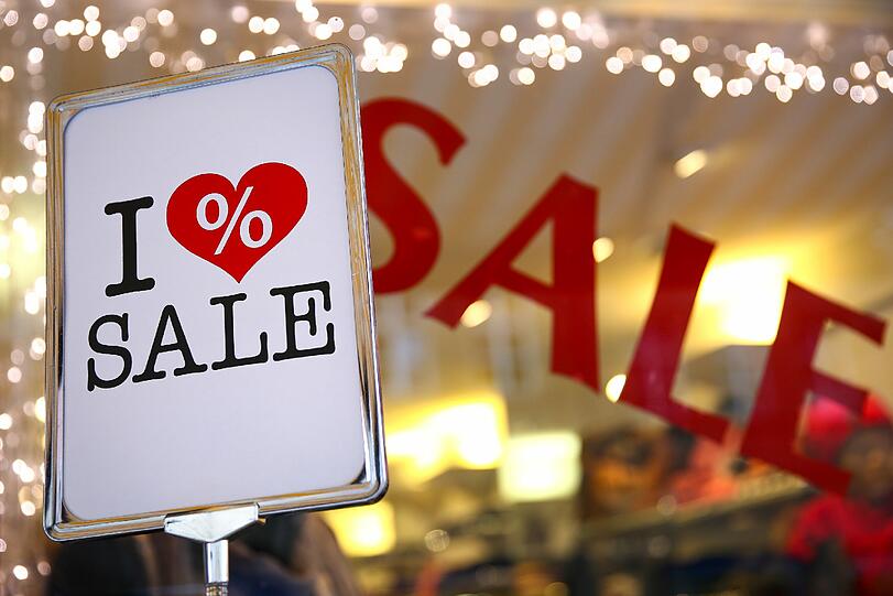 Ein Händler in Bamberg wirbt am 19.01.2015 mit einem Aufsteller mit der Aufschrift «I Love Sale». Ende Januar beginnt in Deutschland der freiwillige Winterschlussverkauf (WSV).
