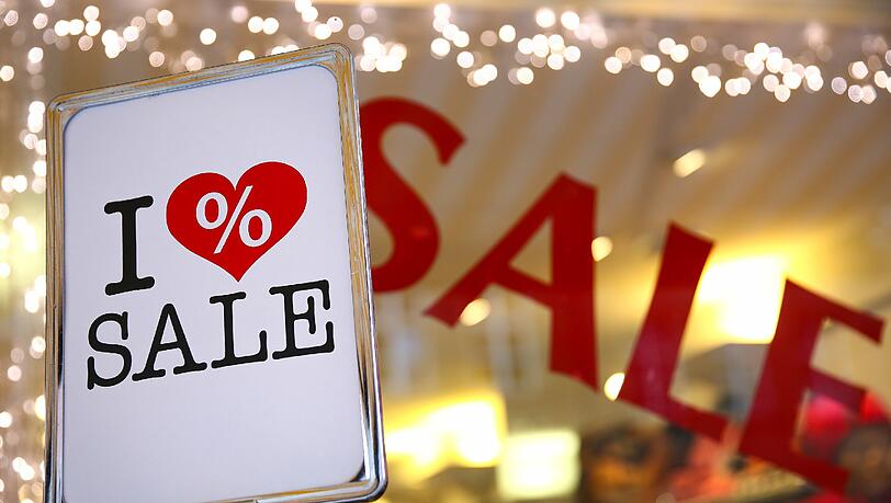 Ein Händler in Bamberg wirbt am 19.01.2015 mit einem Aufsteller mit der Aufschrift «I Love Sale». Ende Januar beginnt in Deutschland der freiwillige Winterschlussverkauf (WSV). Ein Händler in Bamberg wirbt am 19.01.2015 mit einem Aufsteller mit der Aufschrift «I Love Sale». Ende Januar beginnt in Deutschland der freiwillige Winterschlussverkauf (WSV).