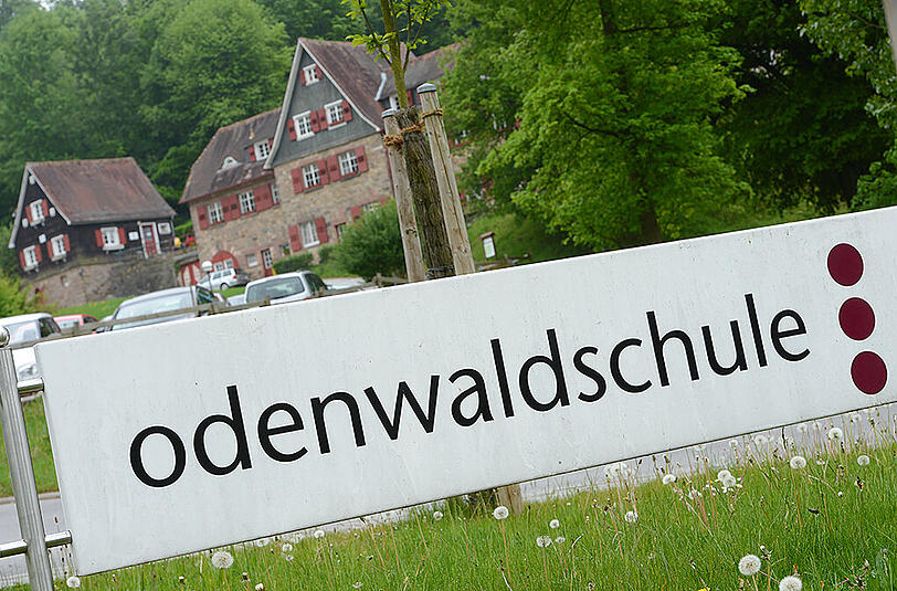 Ein Schild mit der Aufschrift "Odenwaldschule" steht an der Zufahrt des Internats in Ober-Hambach. Foto: Arne Dedert