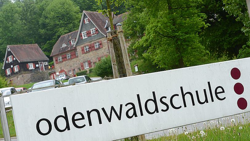 Ein Schild mit der Aufschrift "Odenwaldschule" steht an der Zufahrt des Internats in Ober-Hambach. Foto: Arne Dedert Ein Schild mit der Aufschrift "Odenwaldschule" steht an der Zufahrt des Internats in Ober-Hambach. Foto: Arne Dedert
