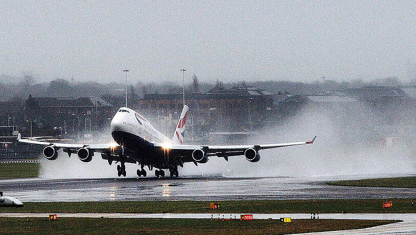 Der blinde Passagier ist wohl aus einem British-Airways-Flugzeug gestürzt. Der blinde Passagier ist wohl aus einem British-Airways-Flugzeug gestürzt.