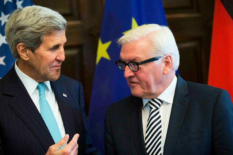 Frank-Walter Steinmeier und John Kerry (l.) bemühen sich um eine Lösung im Syrien-Konflikt. (Archivbild)