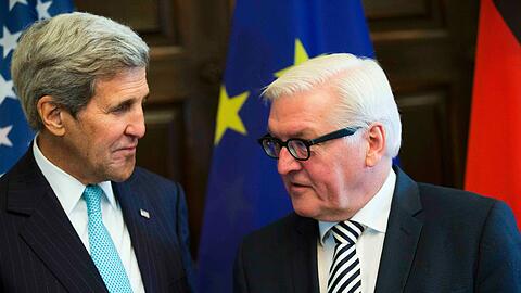 Frank-Walter Steinmeier und John Kerry (l.) bemühen sich um eine Lösung im Syrien-Konflikt. (Archivbild)