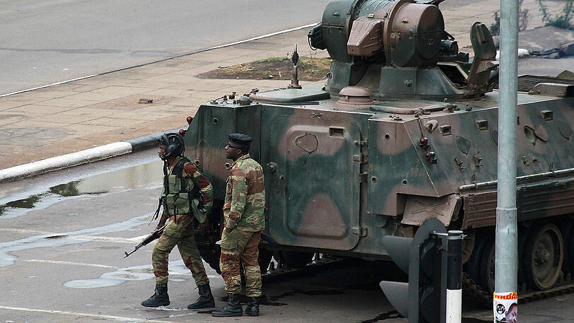 Ein Panzer und Soldaten stehen am Mittwoch in der Hauptstadt Harare, auf einer Straße, die zum Büro von Präsident Mugabe führt.