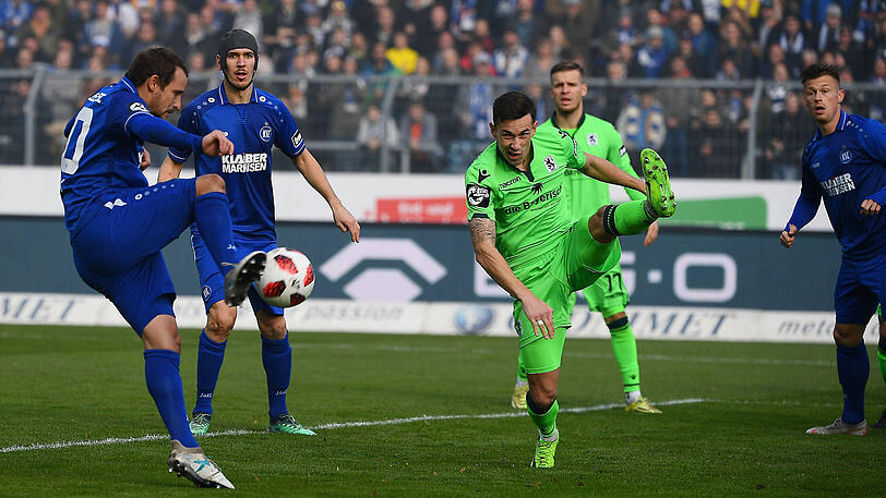 Im Hinspiel vom TSV 1860 kaum zu halten: der Dachauer Anton Fink (li.) für den KSC.