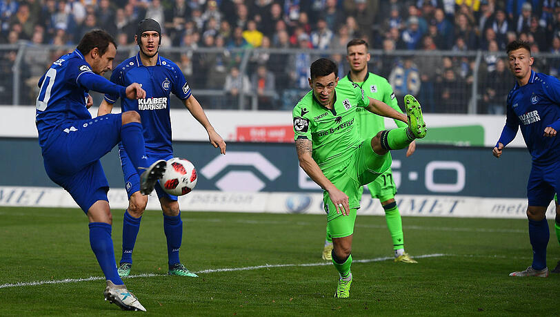 Im Hinspiel vom TSV 1860 kaum zu halten: der Dachauer Anton Fink (li.) für den KSC. Im Hinspiel vom TSV 1860 kaum zu halten: der Dachauer Anton Fink (li.) für den KSC.
