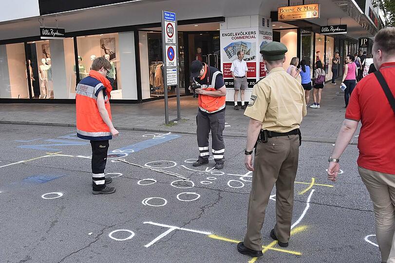 Schrecklicher Unfall: Eine 82-Jährige wird mitsamt ihrem elektrischen Rollstuhl unter einem Transporter eingeklemmt.