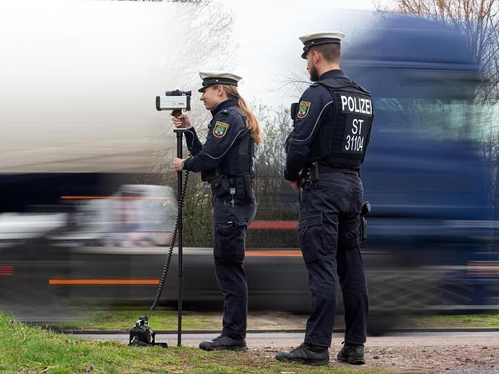 Im Rahmen der europaweiten Blitzer-Aktion kontrollieren Polizisten in Magdeburg.