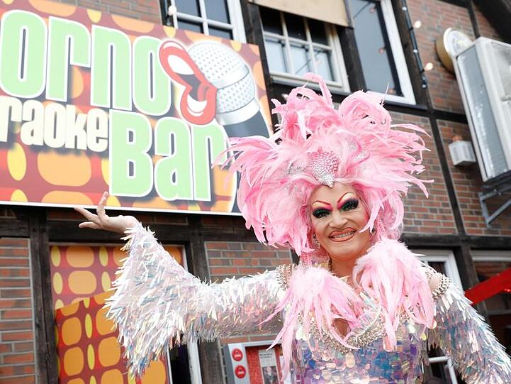 St. Pauli hat eine neue Attraktion: die Porno-Karaoke-Bar von Olivia Jones.