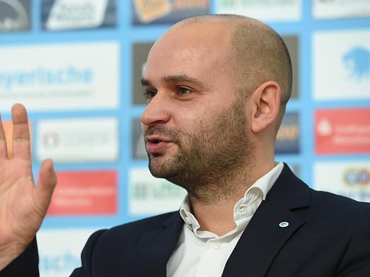 Der Geschäftsführer des TSV 1860 München, Michael Scharold, spricht auf einer Pressekonferenz in München (Bayern). Foto: Andreas Gebert/Archivbild