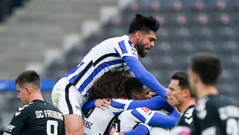 Herthas Spieler freuen sich über das Tor zum 2:0 durch Peter Pekarik.