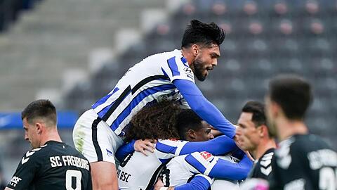 Herthas Spieler freuen sich über das Tor zum 2:0 durch Peter Pekarik.