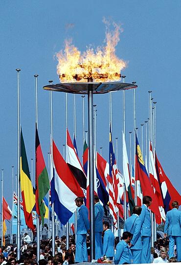 Nach dem Anschlag auf das israelische Team sind die Flaggen der teilnehmenden Länder nurmehr auf halbmast zu sehen.