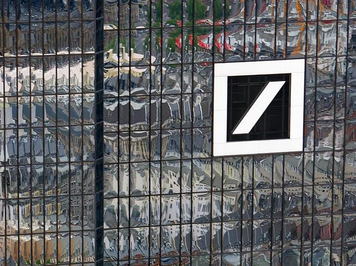 Laut "Kommersant" hatte Suleiman Kerimow Ende vergangenen Jahres rund drei Prozent an der Deutschen Bank gehalten.