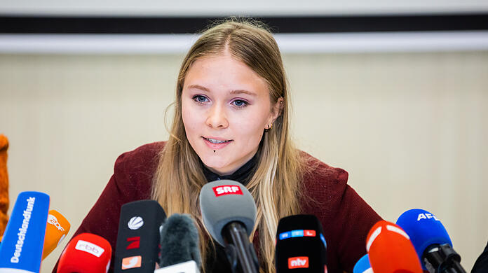 Aimée van Baalen, Sprecherin der "Letzten Generation", bei der Pressekonferenz am Mittwochmittag.