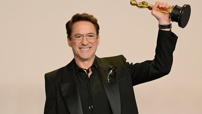 Robert Downey Jr. mit seinem Oscar f&uuml;r "Oppenheimer".