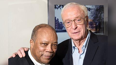 Michael Caine (r.) trauert um seinen "astrologischen Zwilling" (Bild von 2014).