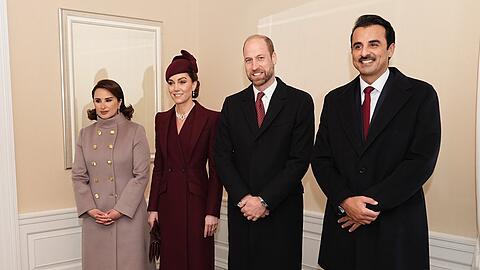 Prinzessin Kate und Prinz William strahlen zwischen dem Emir von Katar, Scheich Tamim bin Hamad Al Thani und seiner Frau Jawaher. Anschließend ging es zum Horse Guards Parade, wo König Charles schon auf die Gäste wartete.