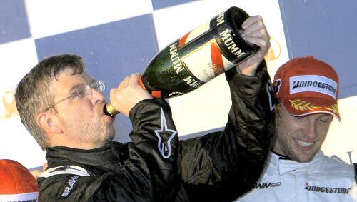 Feiert Ross Brawn hier seinen ersten Sieg als Teamchef zurecht - oder ging bei der Entwicklung des neuen Autos vielleicht doch nicht alles mit rechen Dingen zu?